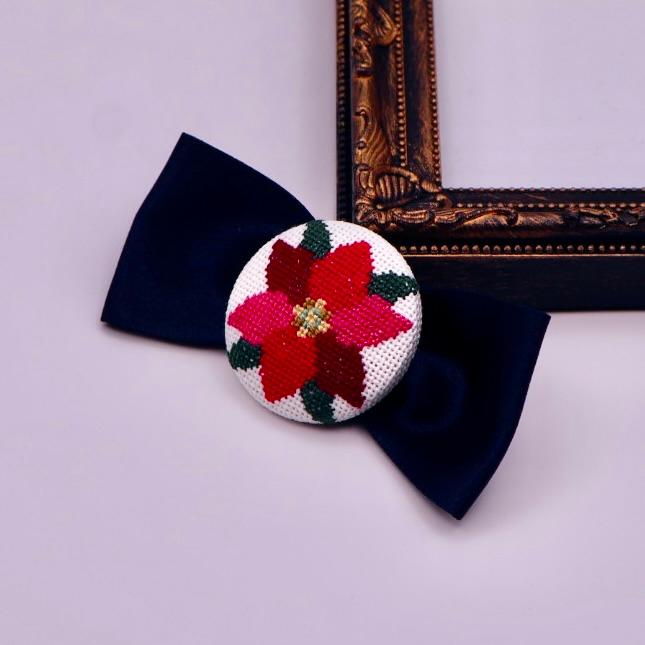 12月のくるみボタン ポインセチアの花 クロスステッチ刺繍1枚目の画像